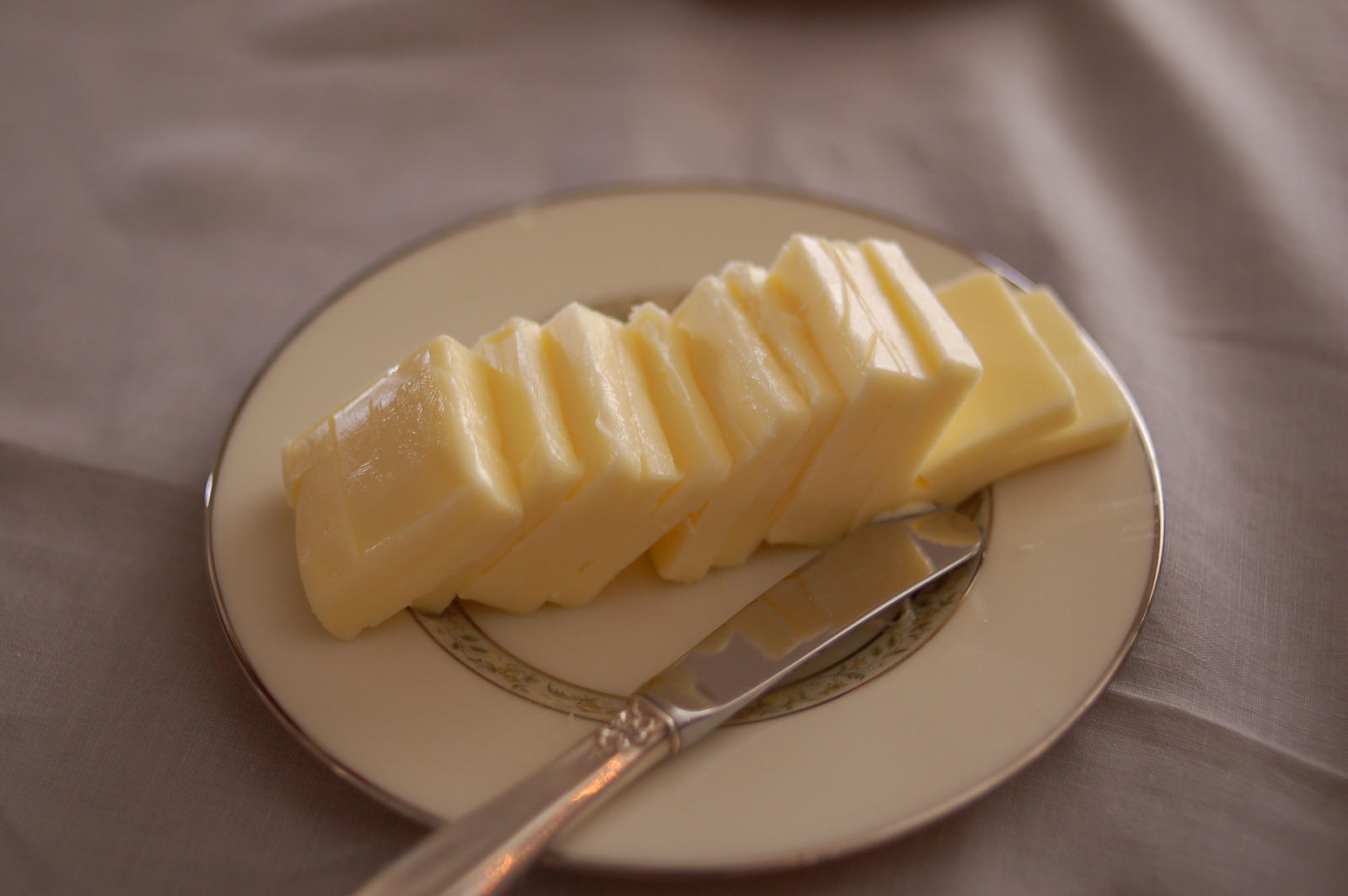Сливочное масло в домашних условиях видео. Масло сливочное. Нарезка масла сливочного. Масло сливочное на тарелке. Подача сливочного масла.
